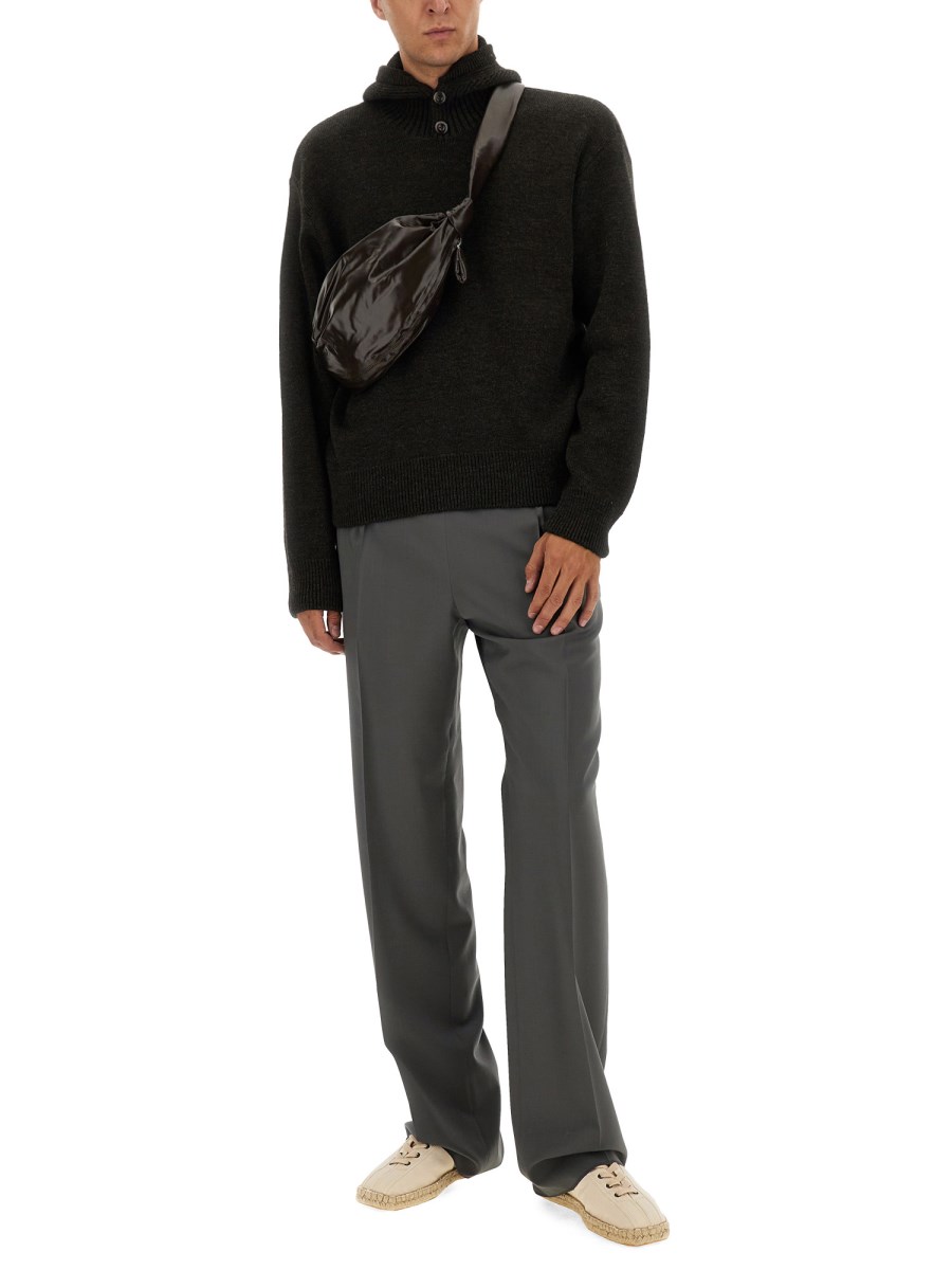 MAGLIONE CON CAPPUCCIO
