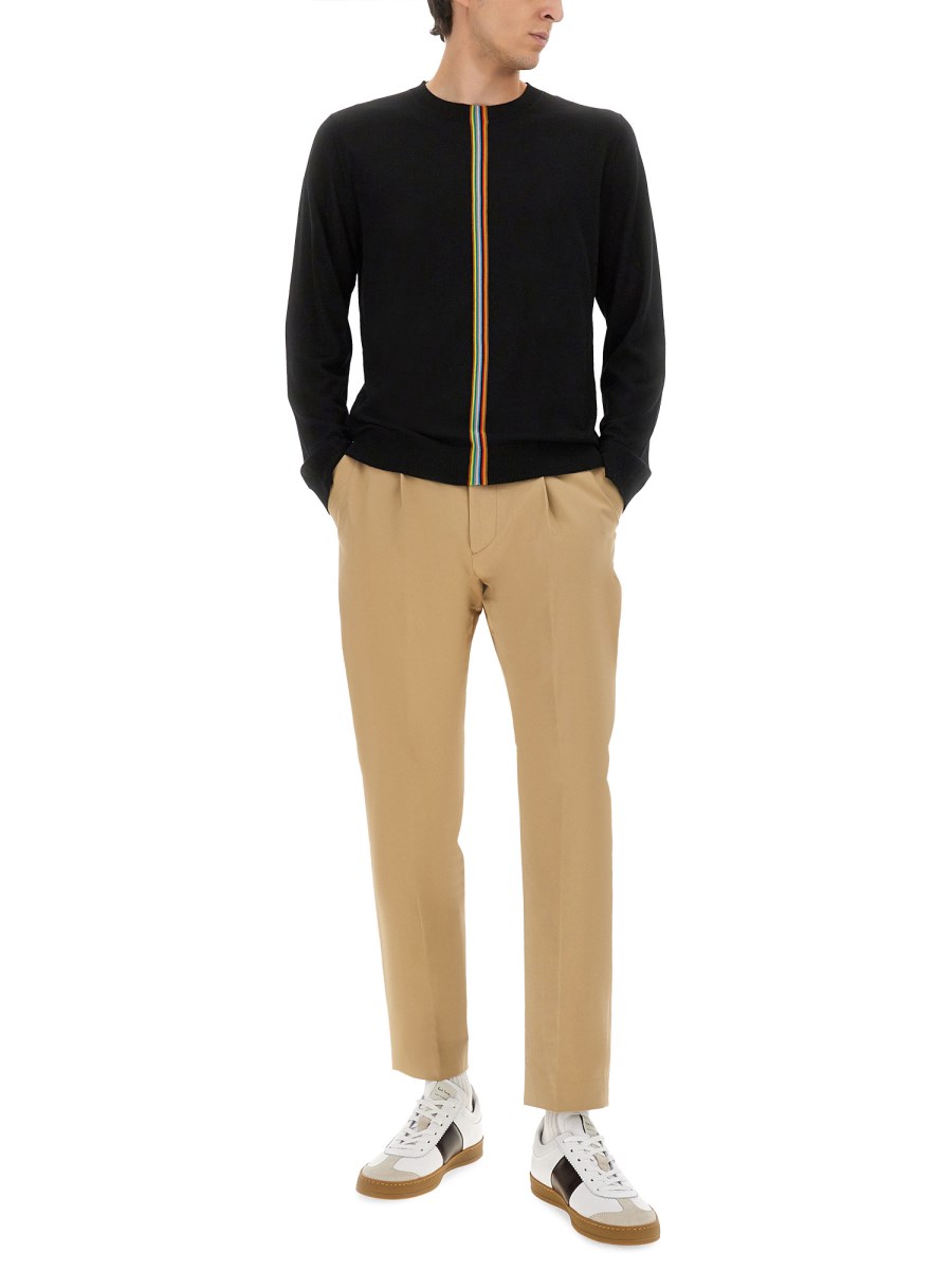 MAGLIA CON DETTAGLIO A RIGHE