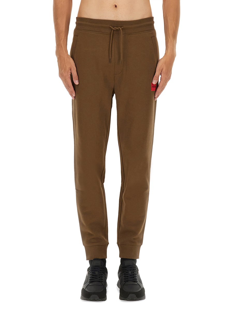 PANTALONE JOGGER CON ETICHETTA CON LOGO