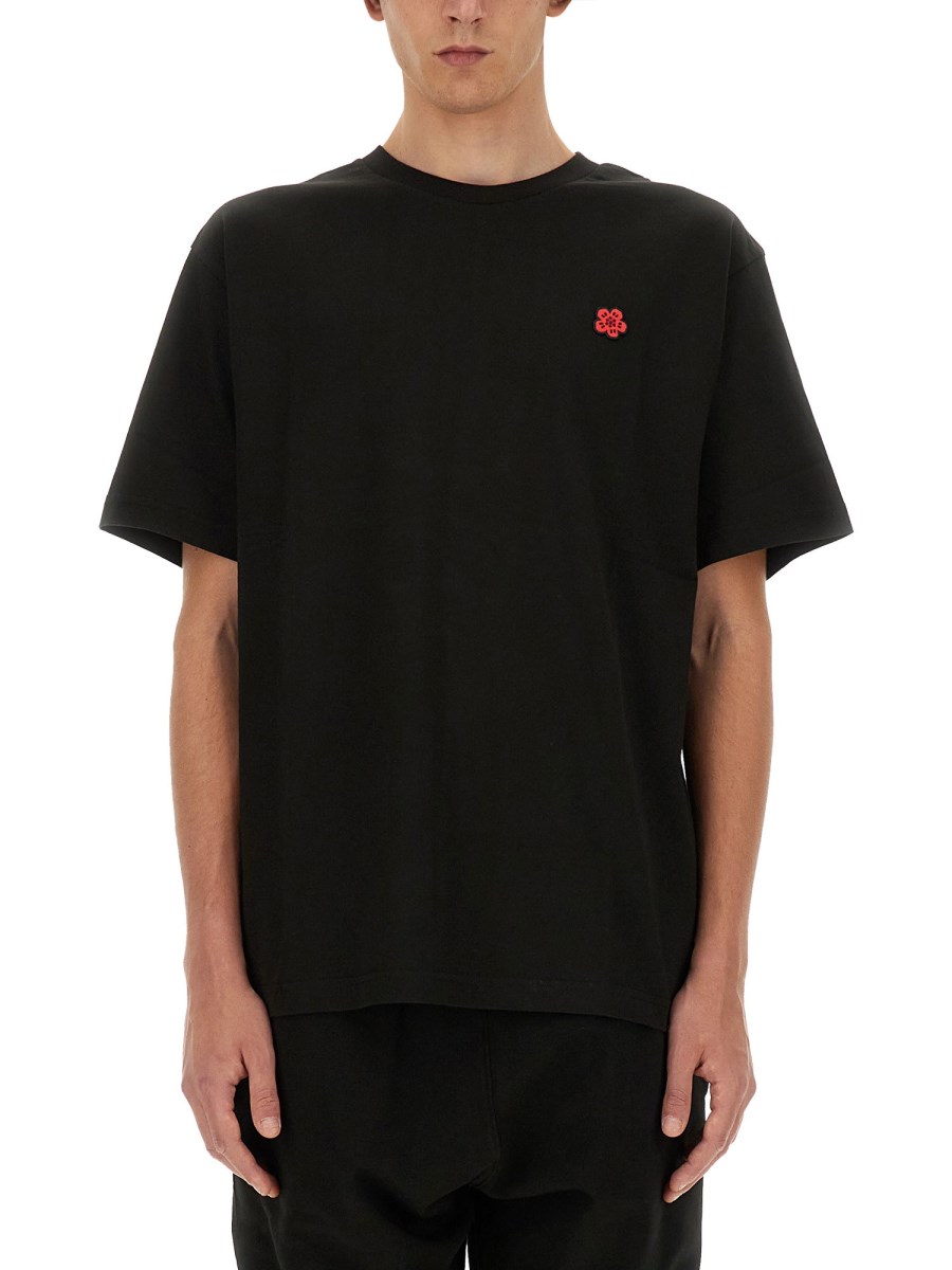 T-SHIRT CON PATCH LOGO 