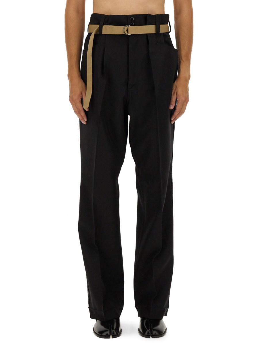PANTALONE CON PINCES E CINTURA
