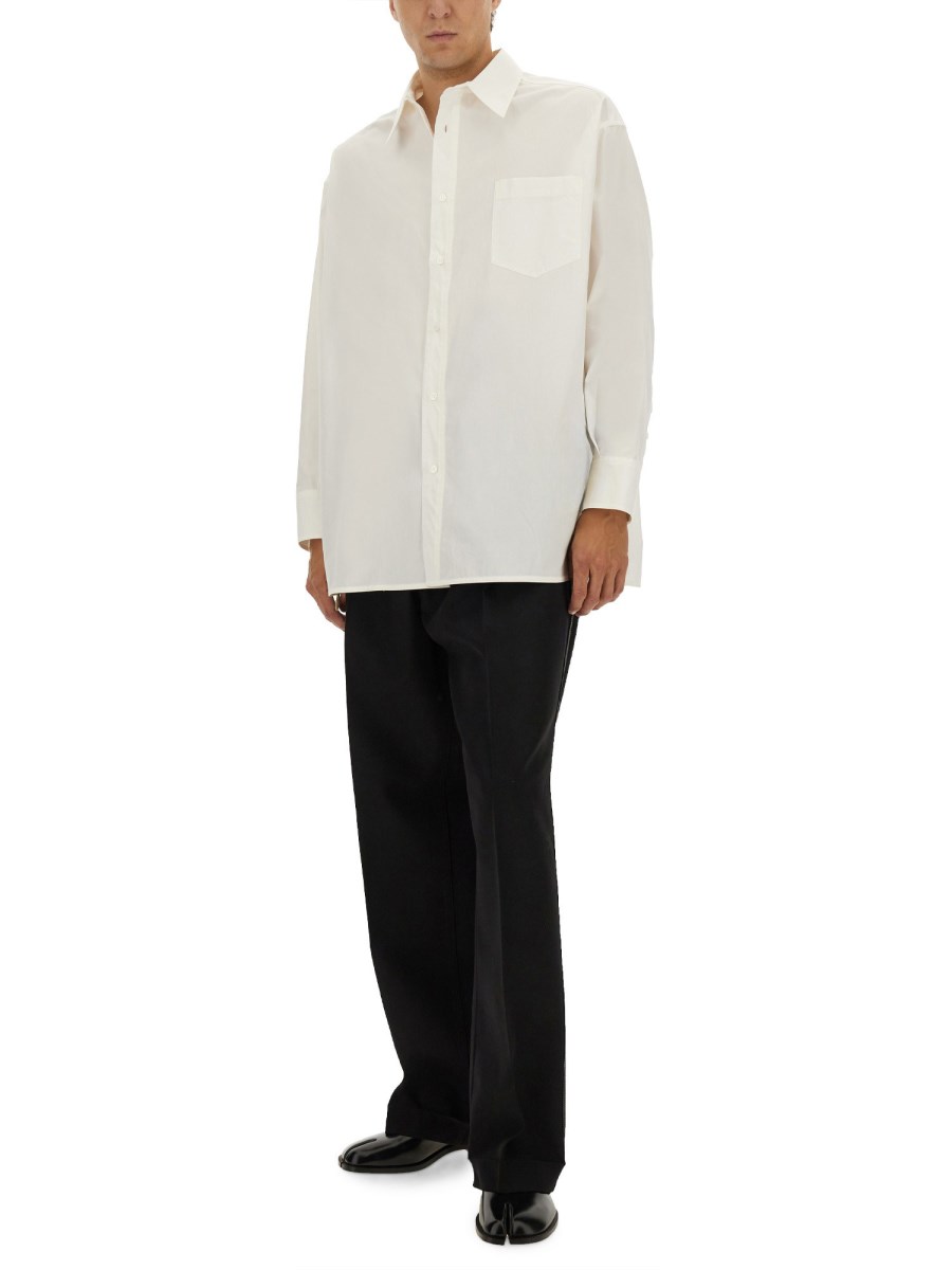 PANTALONE CON PINCES E CINTURA