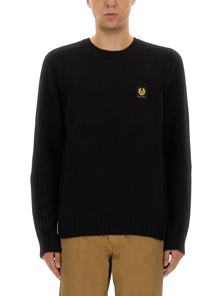 MAGLIA CON PATCH LOGO