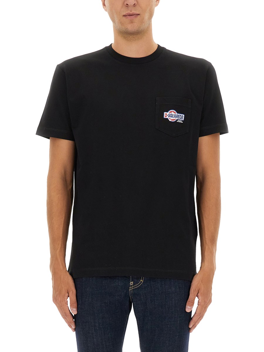 T-SHIRT CON TASCA E LOGO