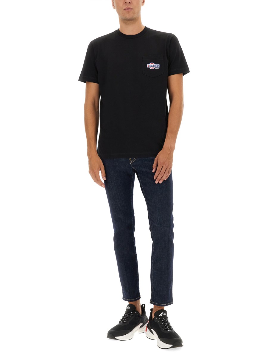 T-SHIRT CON TASCA E LOGO