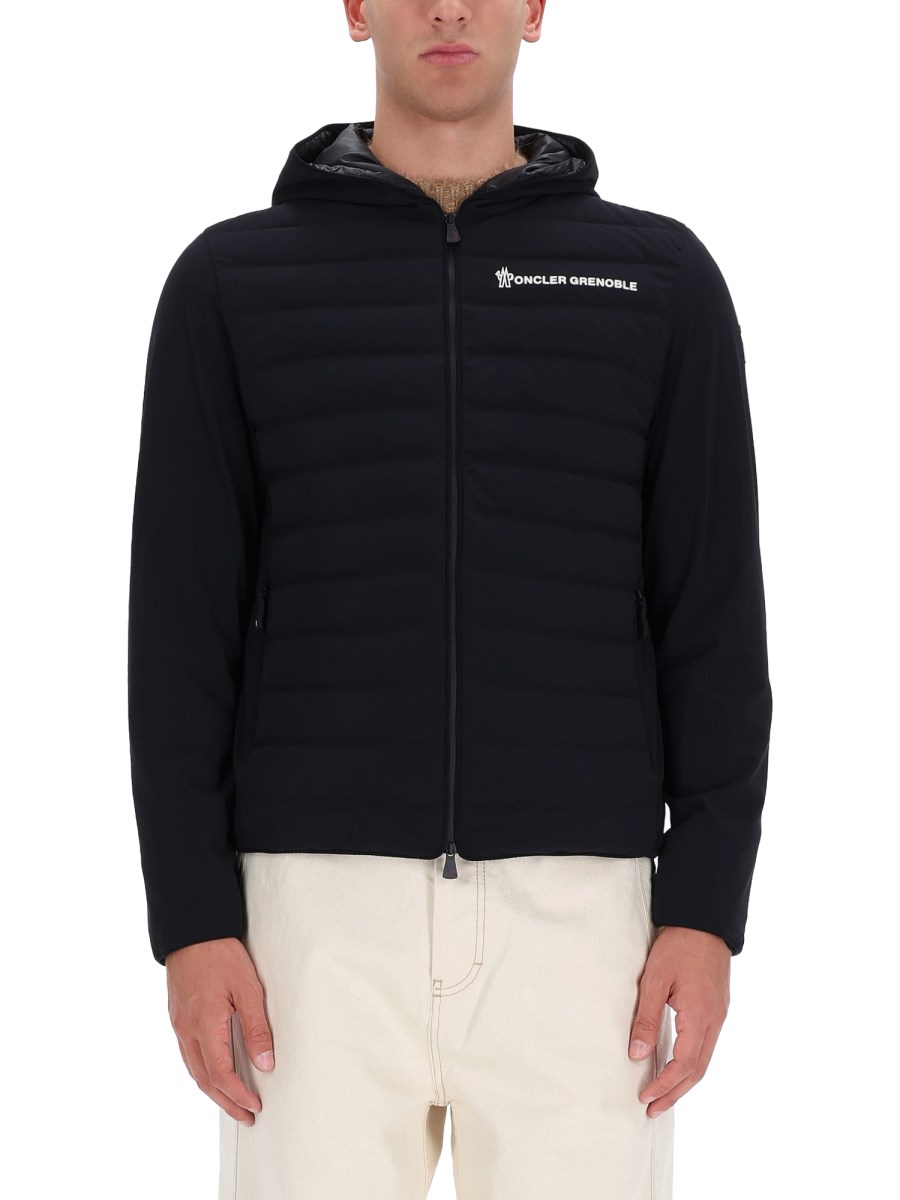 GIACCA CON ZIP E CAPPUCCIO