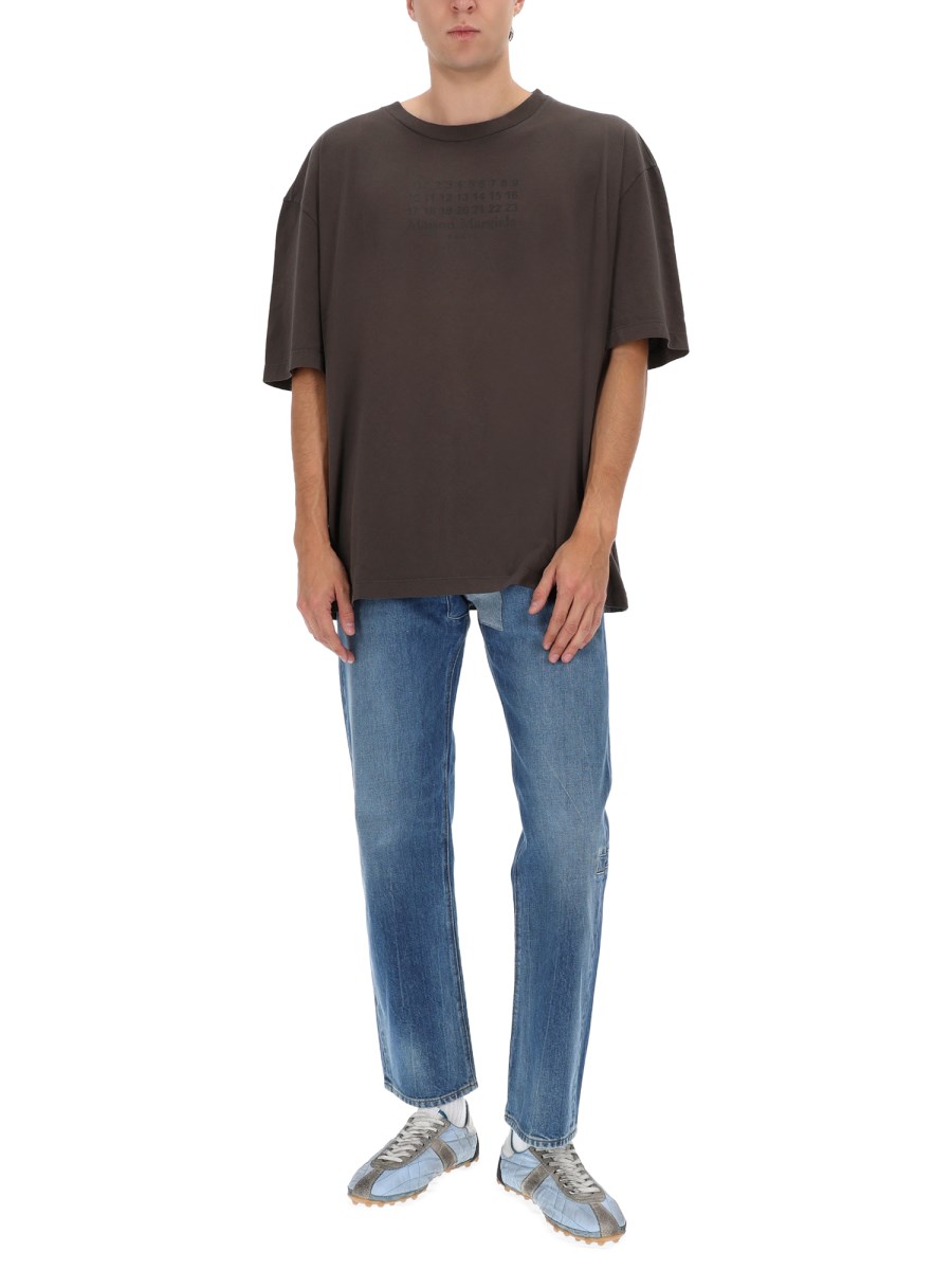 JEANS CON DETTAGLIO RIPARO