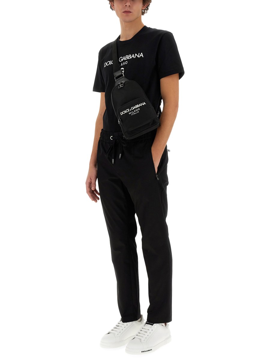 PANTALONE JOGGING CON PLACCA