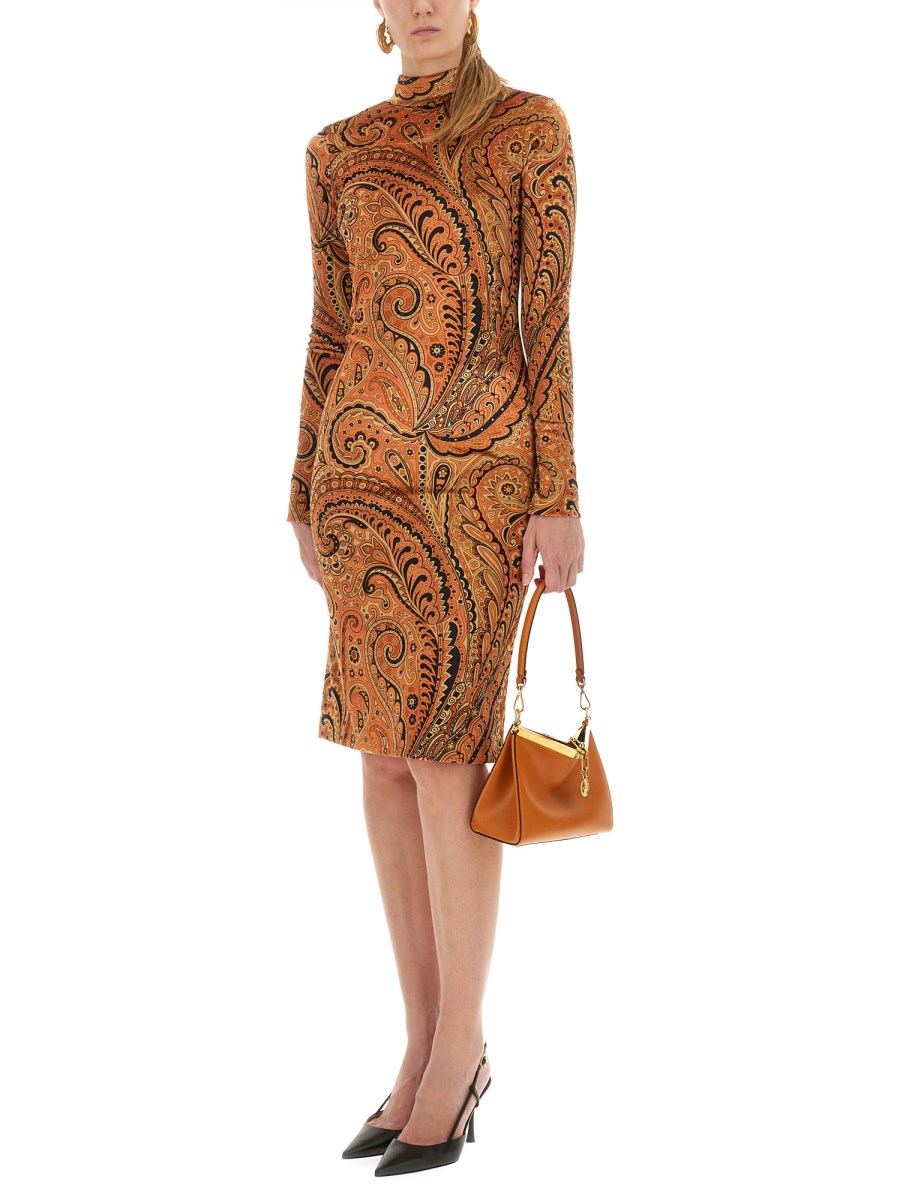 ABITO CON STAMPA PAISLEY