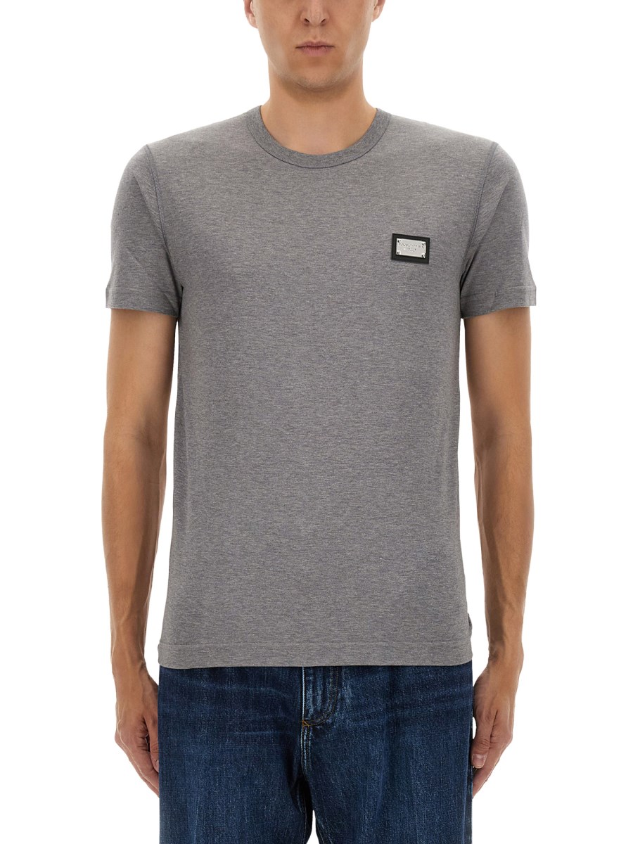 T-SHIRT IN COTONE CON PLACCA LOGATA