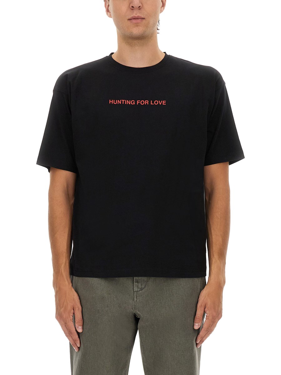 T-SHIRT CON STAMPA HUNTING FOR LOVE