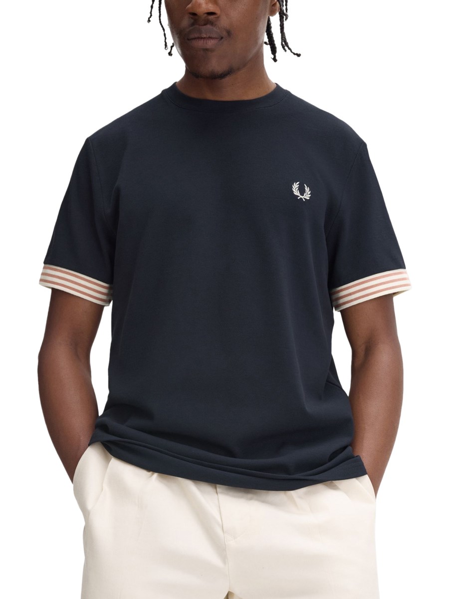 T-SHIRT CON BORDO MANIHE A RIGHE