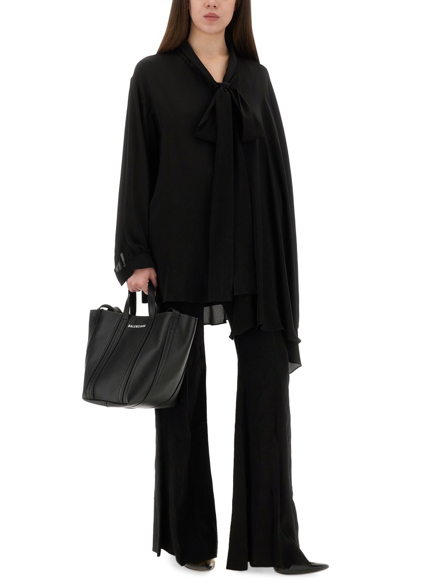 BLUSA CON FOULARD