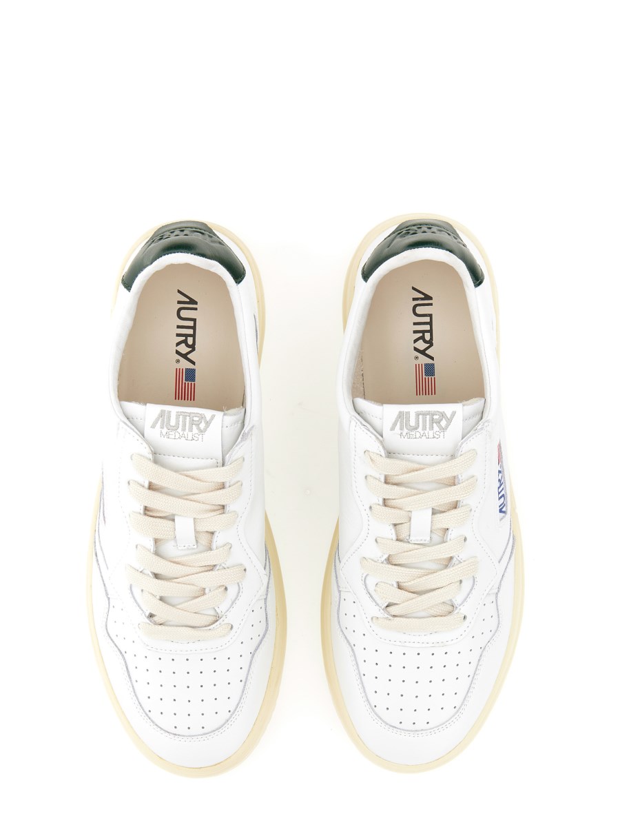SNEAKER MEDALIST