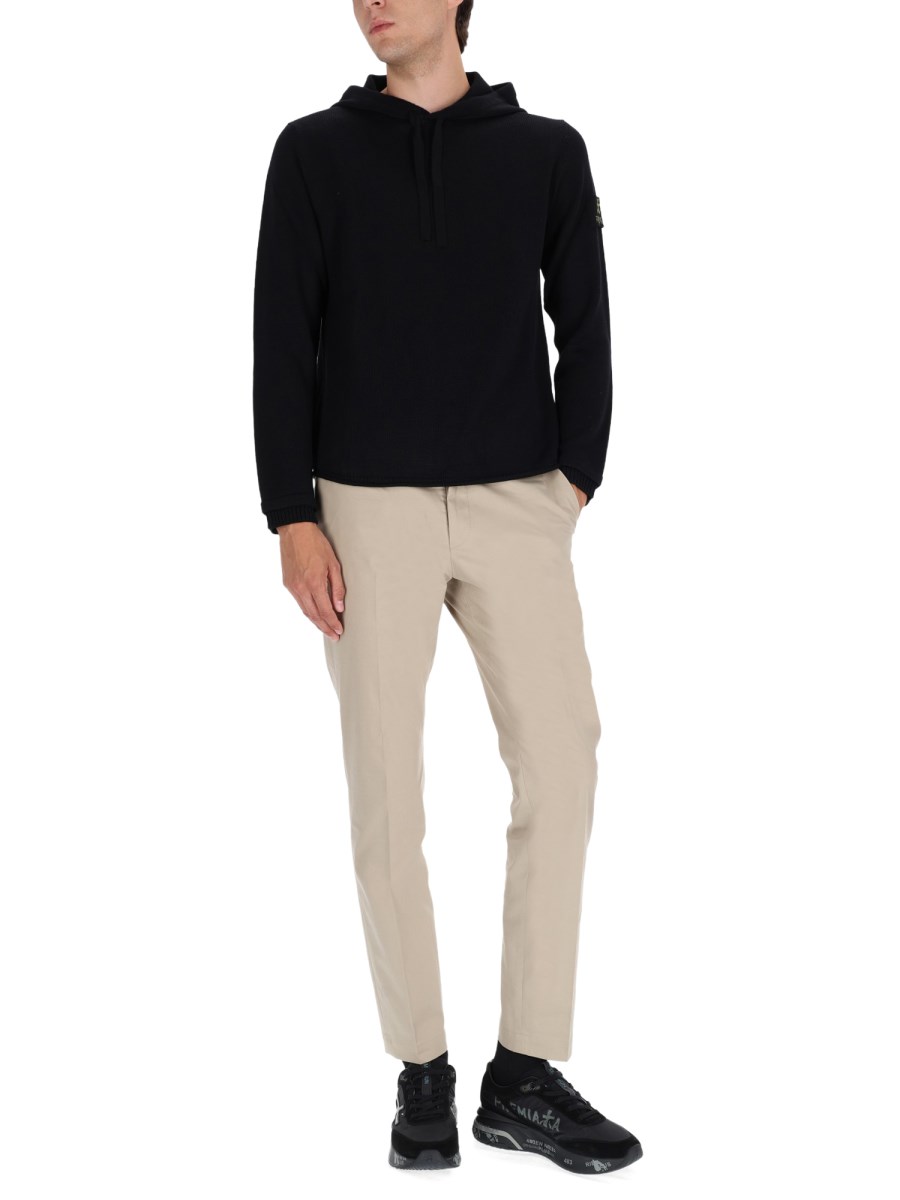MAGLIA CON CAPPUCCIO