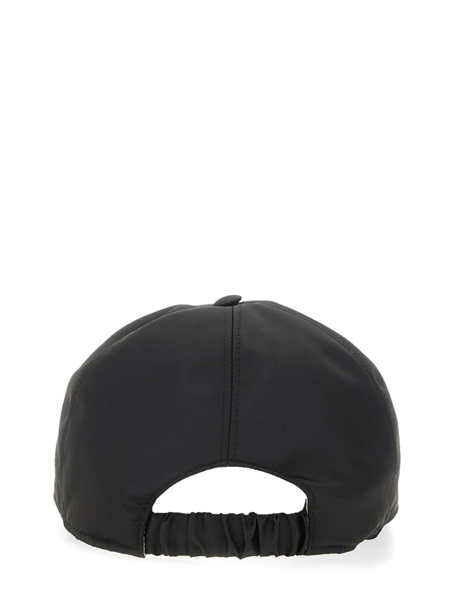 CAPPELLO CON VISIERA E LOGO