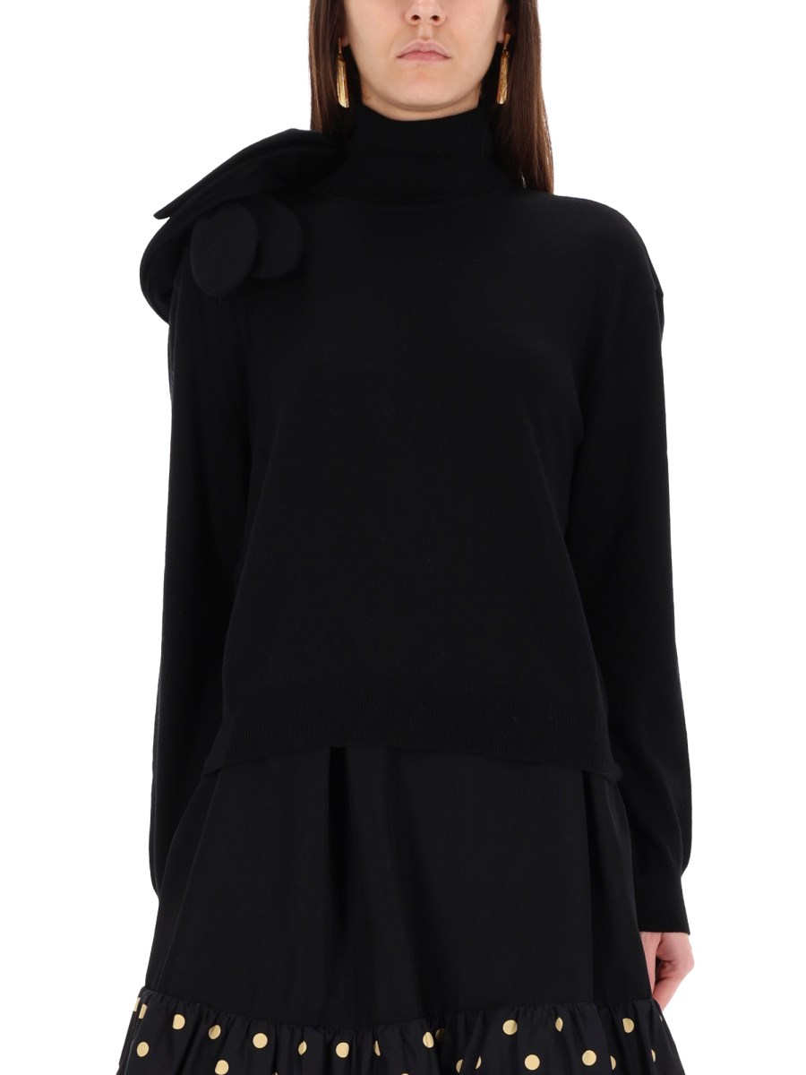 MAGLIA CON DETTAGLIO FIORE