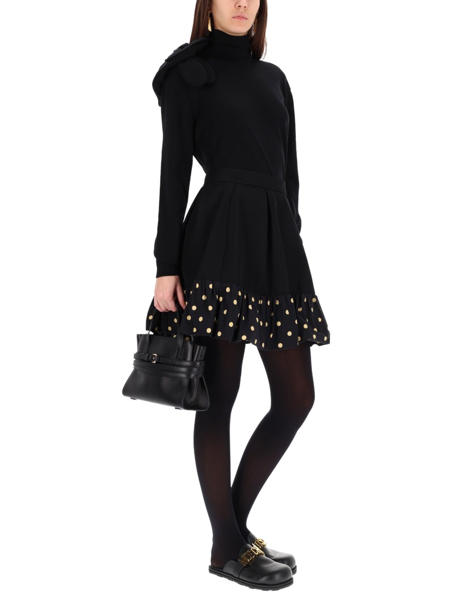 MAGLIA CON DETTAGLIO FIORE