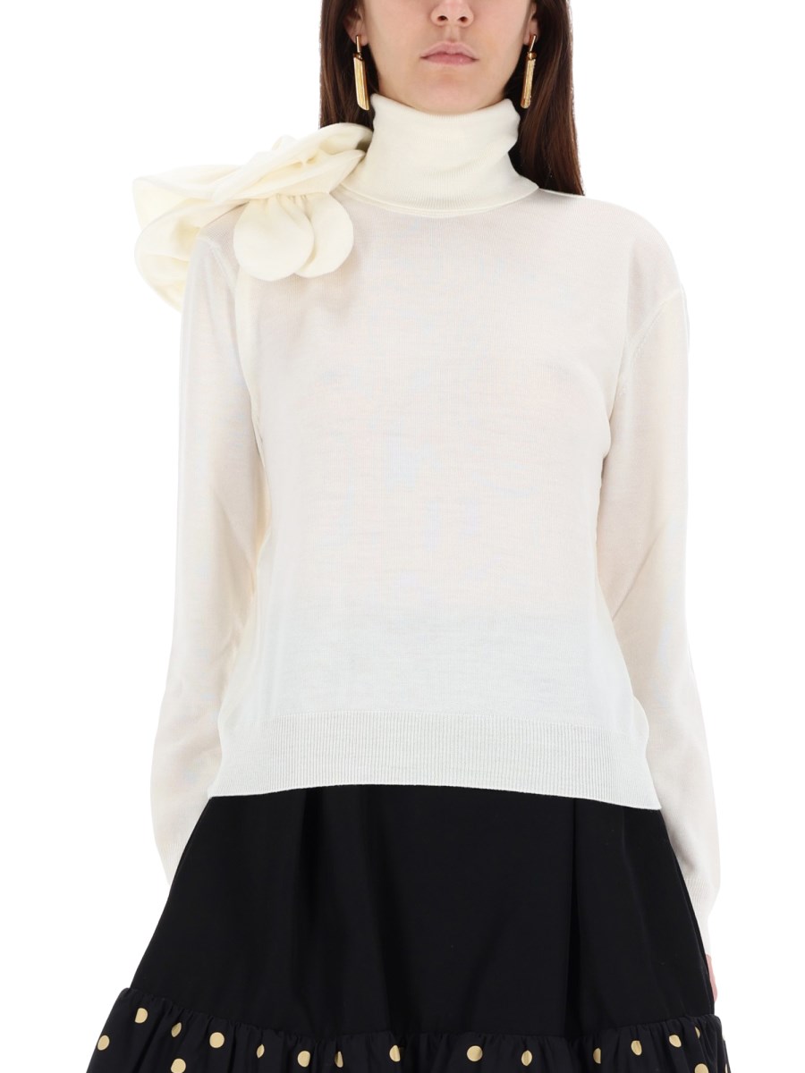 MAGLIA CON DETTAGLIO FIORE