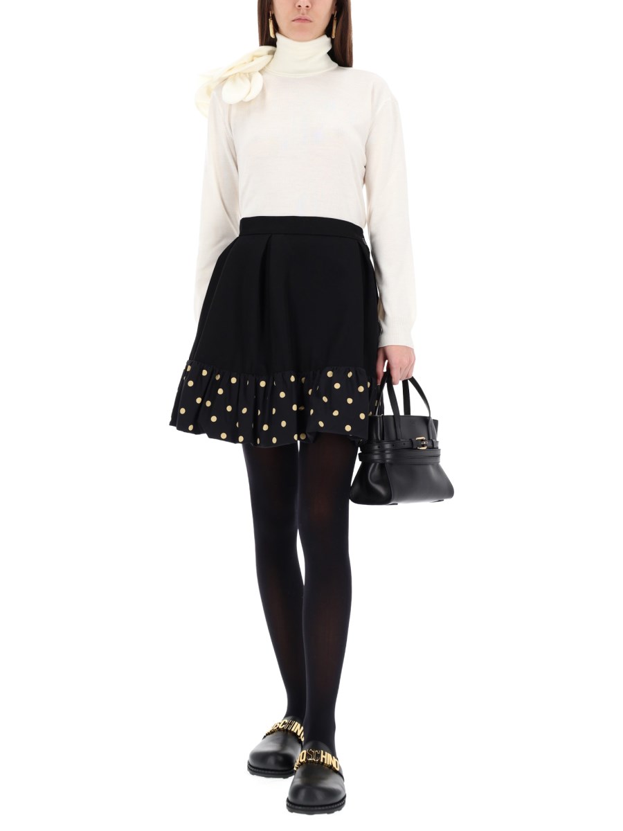 MAGLIA CON DETTAGLIO FIORE