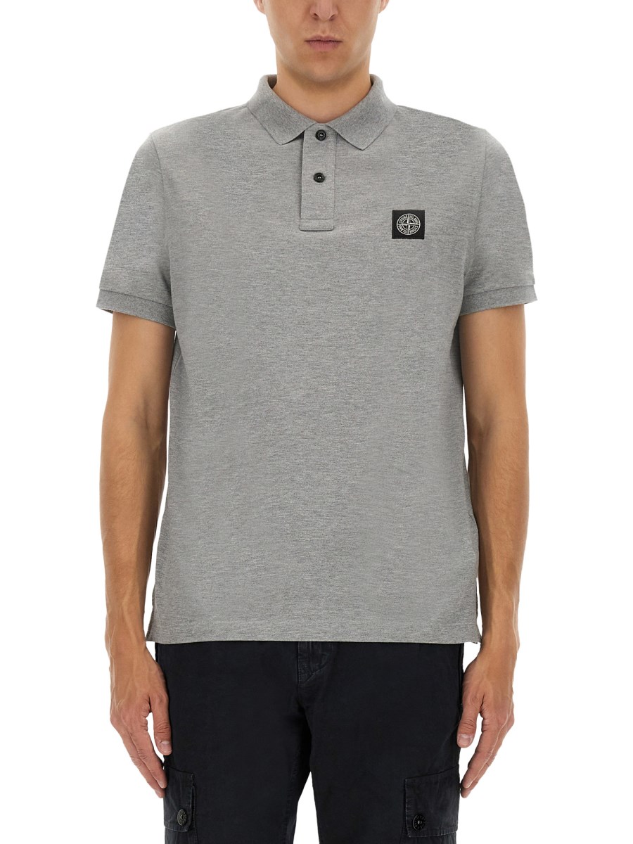 POLO CON PATCH LOGO