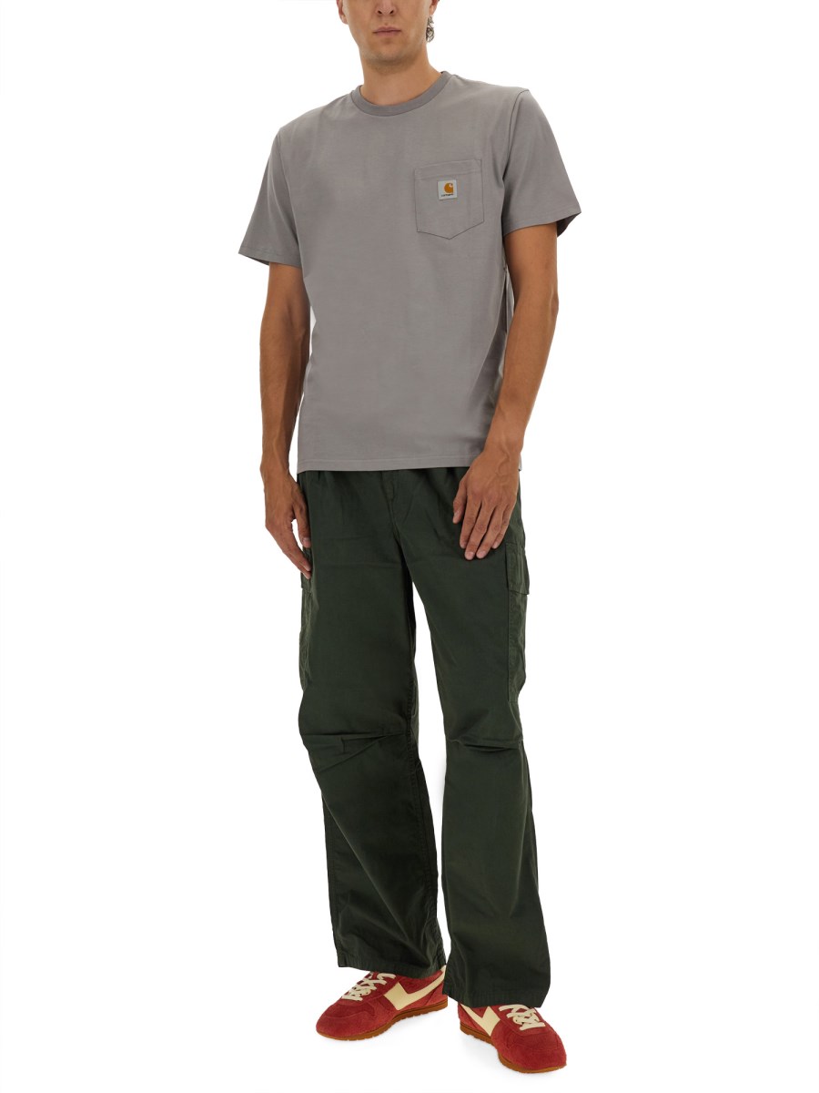 T-SHIRT CON TASCA