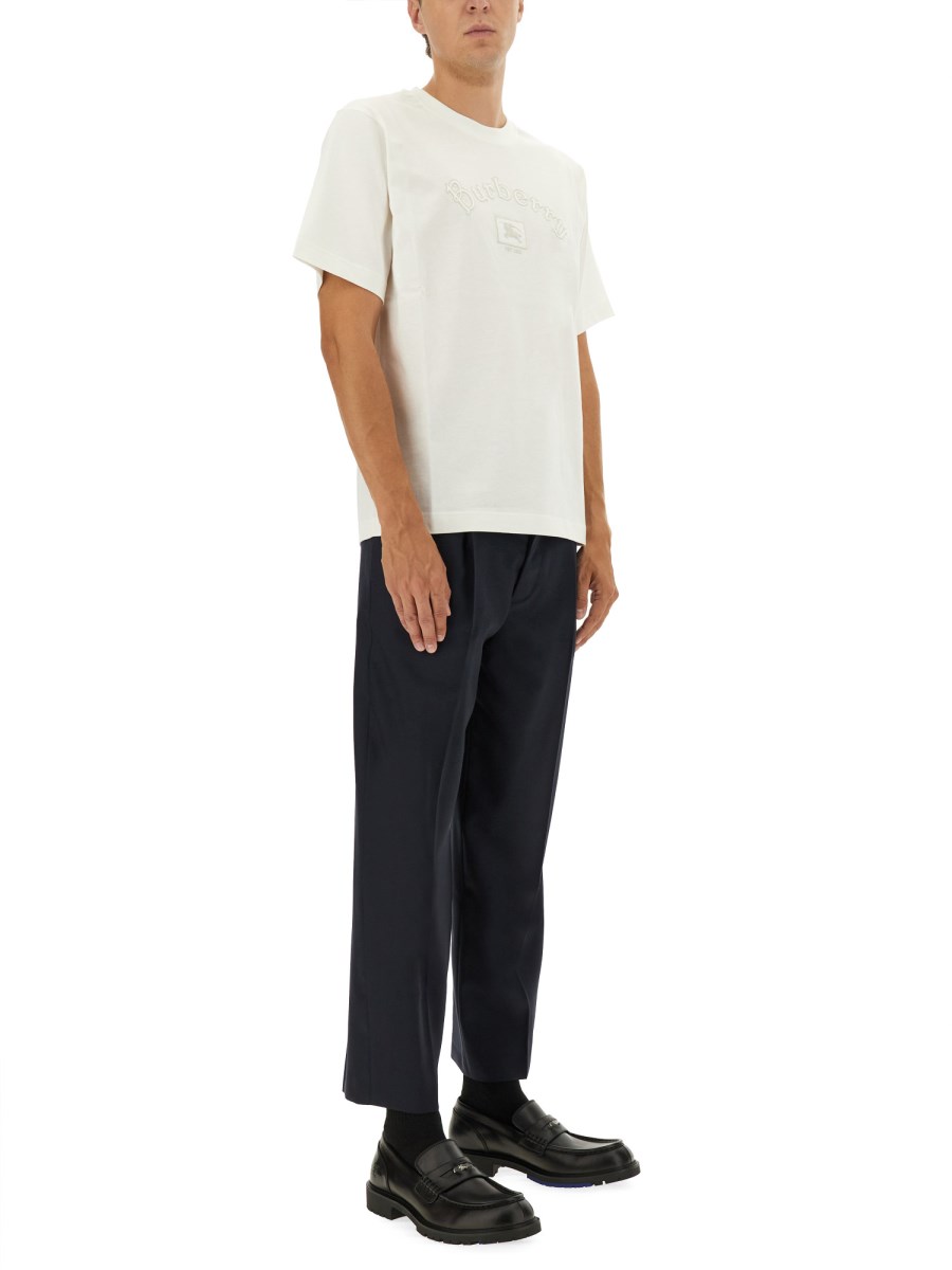 T-SHIRT CON LOGO GOTICO