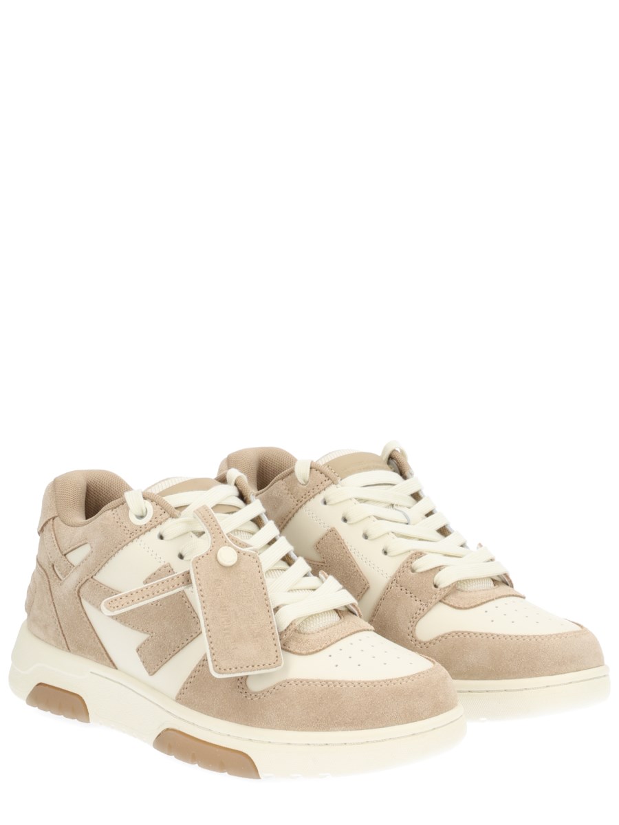 SNEAKER OUT OF OFFICE