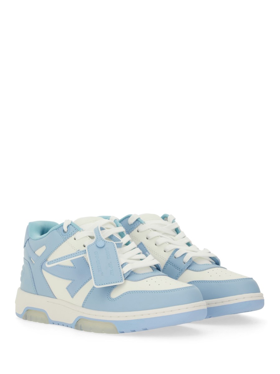 SNEAKER OUT OF OFFICE