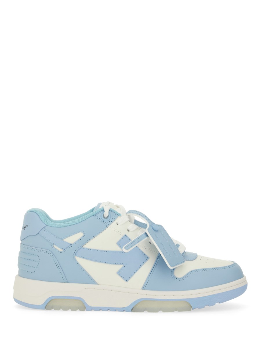 SNEAKER OUT OF OFFICE