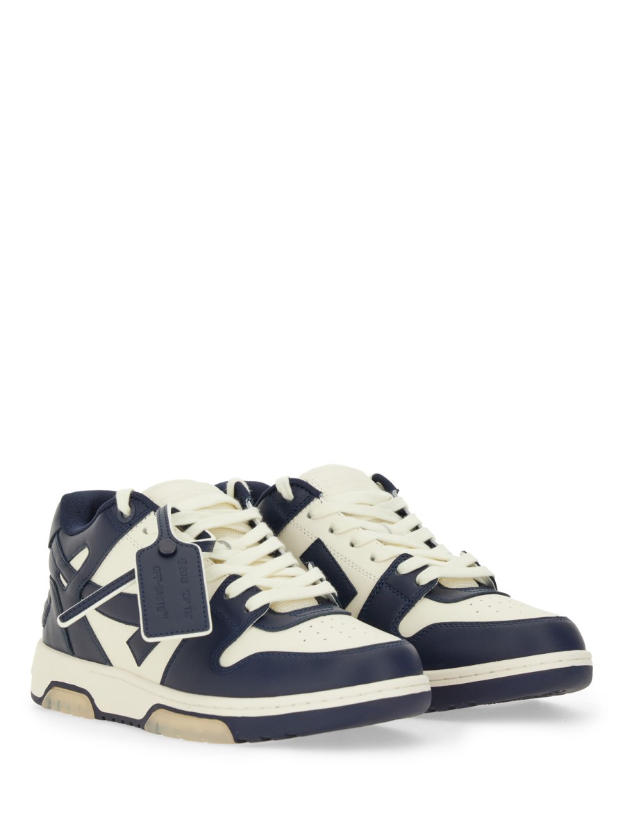 SNEAKER OUT OF OFFICE