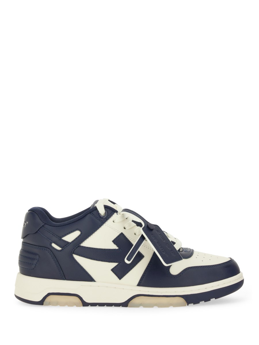 SNEAKER OUT OF OFFICE