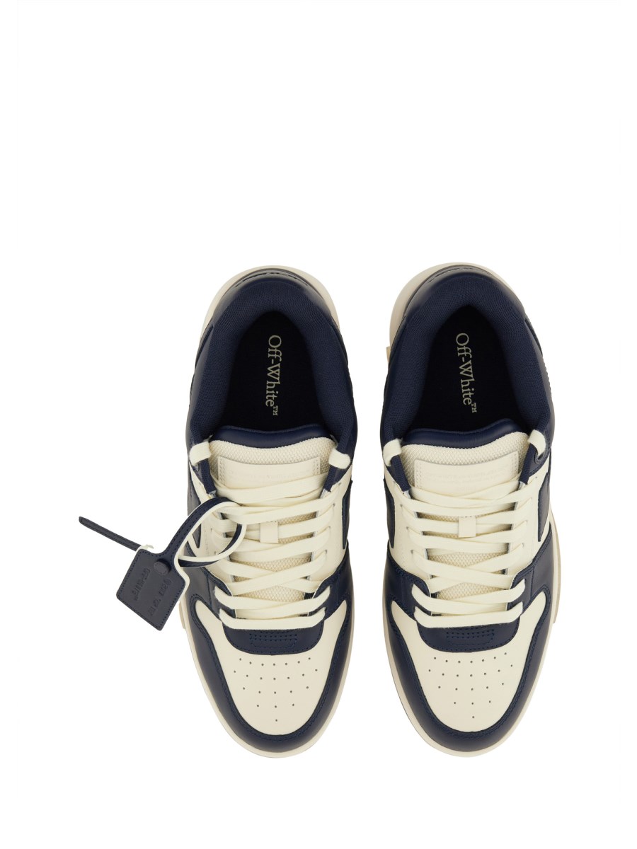SNEAKER OUT OF OFFICE
