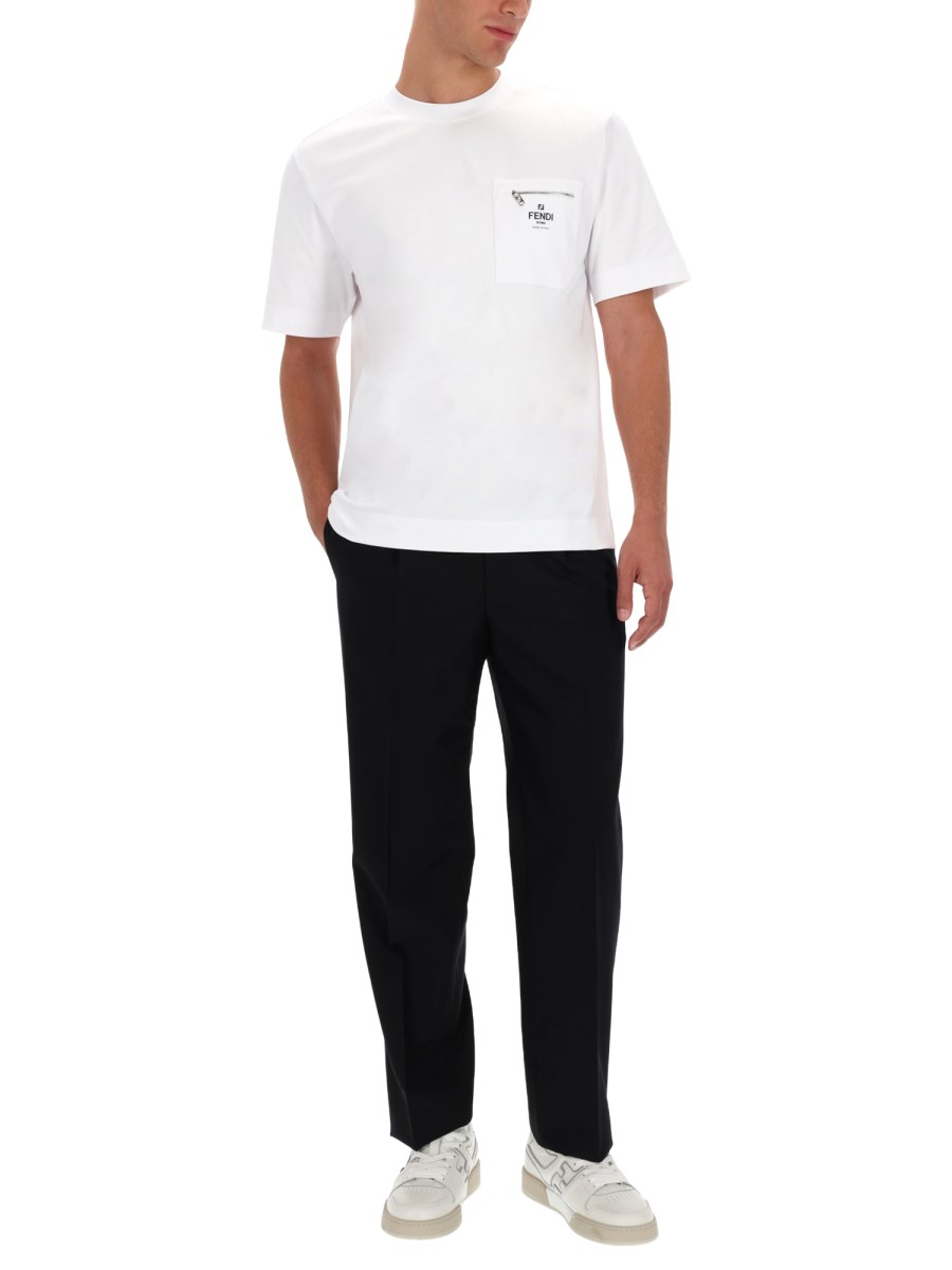T-SHIRT CON TASCHINO CON LOGO