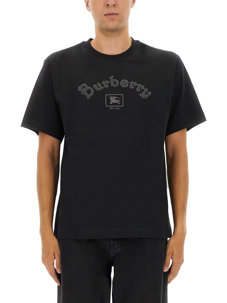 T-SHIRT CON LOGO GOTICO