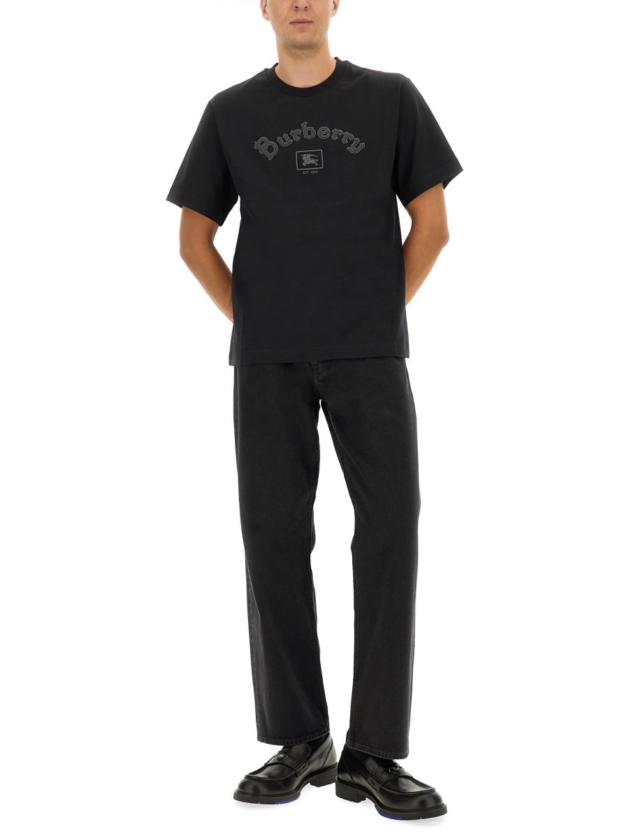 T-SHIRT CON LOGO GOTICO