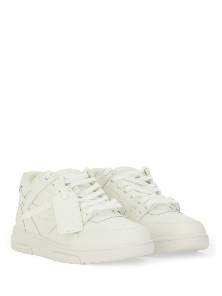 SNEAKER OUT OF OFFICE