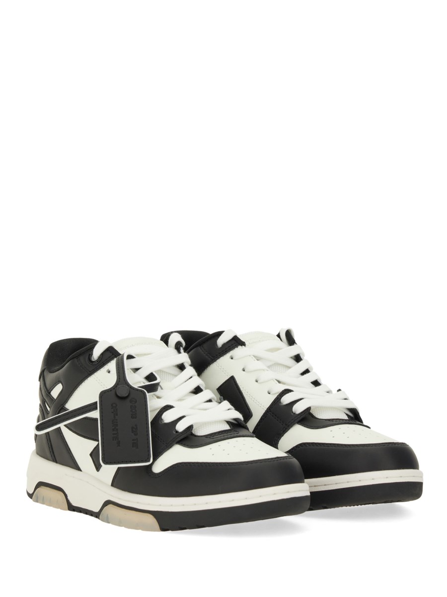 SNEAKER OUT OF OFFICE
