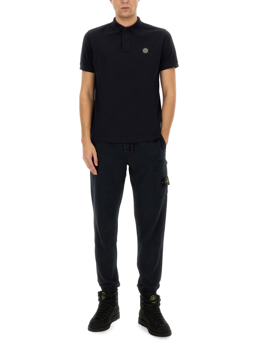 POLO CON PATCH LOGO