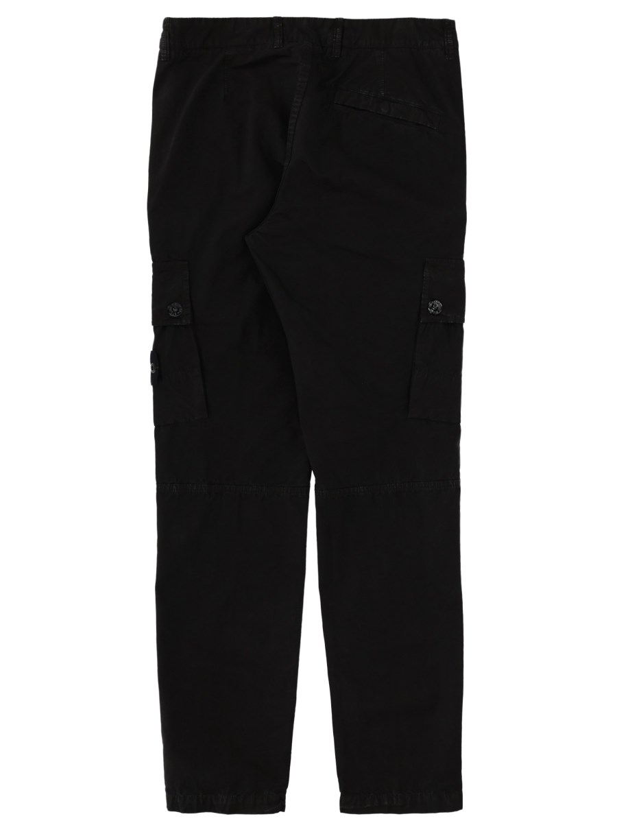 PANTALONE CARGO CON PATCH LOGO