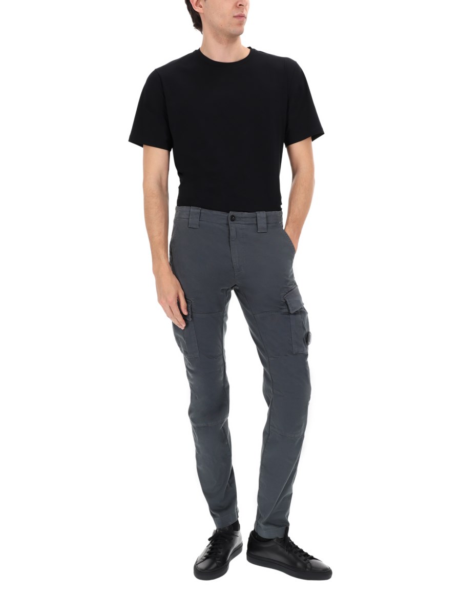 PANTALONE CARGO CON PATCH LOGO