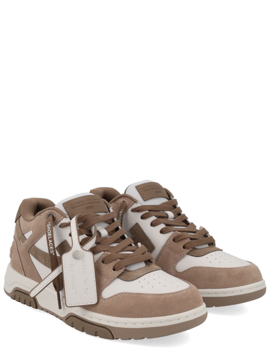 SNEAKER OUT OF OFFICE