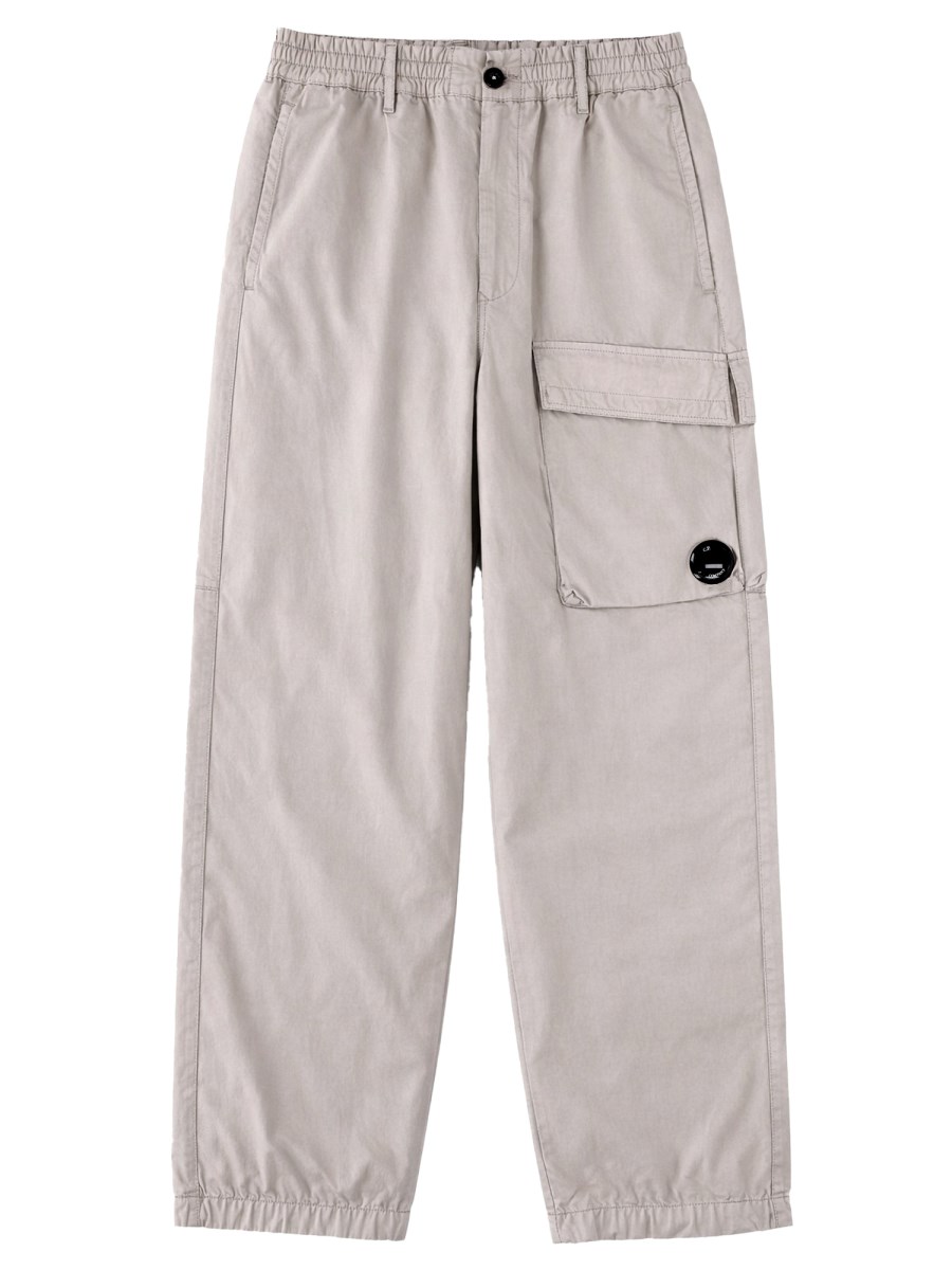 PANTALONE CARGO CON PATCH LOGO