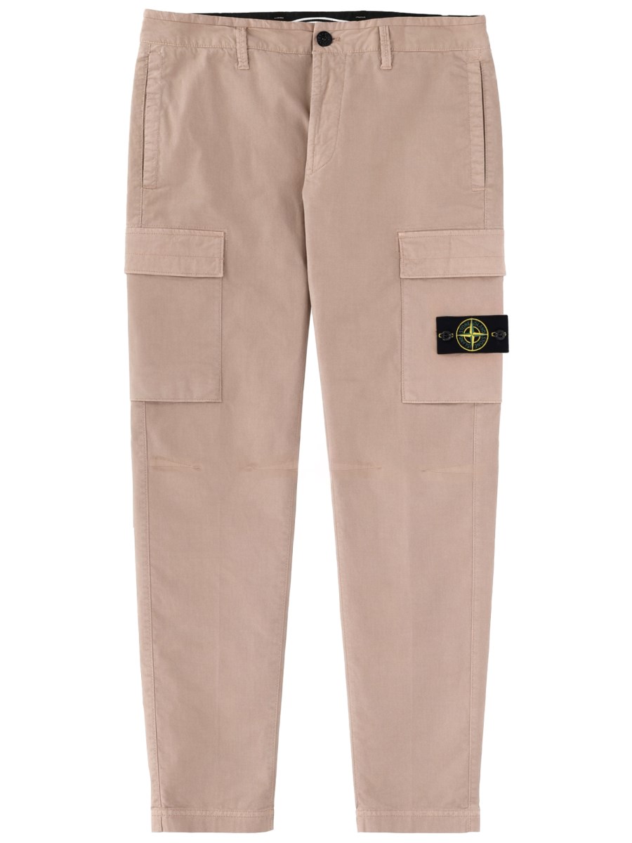 PANTALONE CARGO CON PATCH LOGO