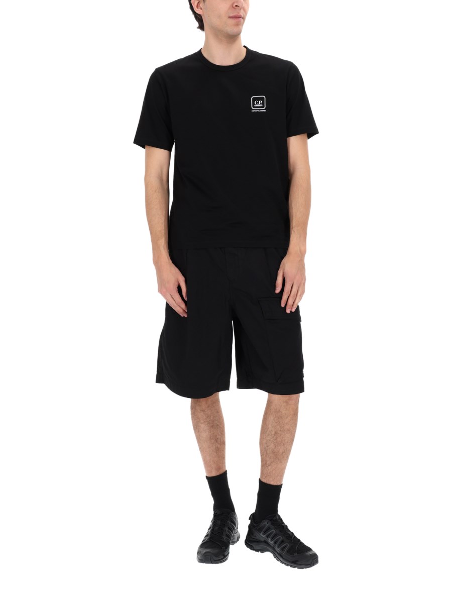 SHORTS CARGO CON PATCH LOGO