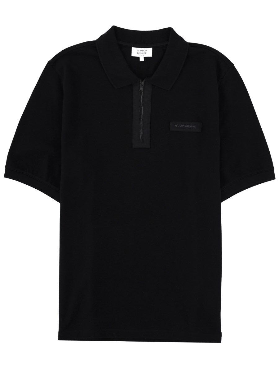 POLO CON ZIP E PATCH LOGO