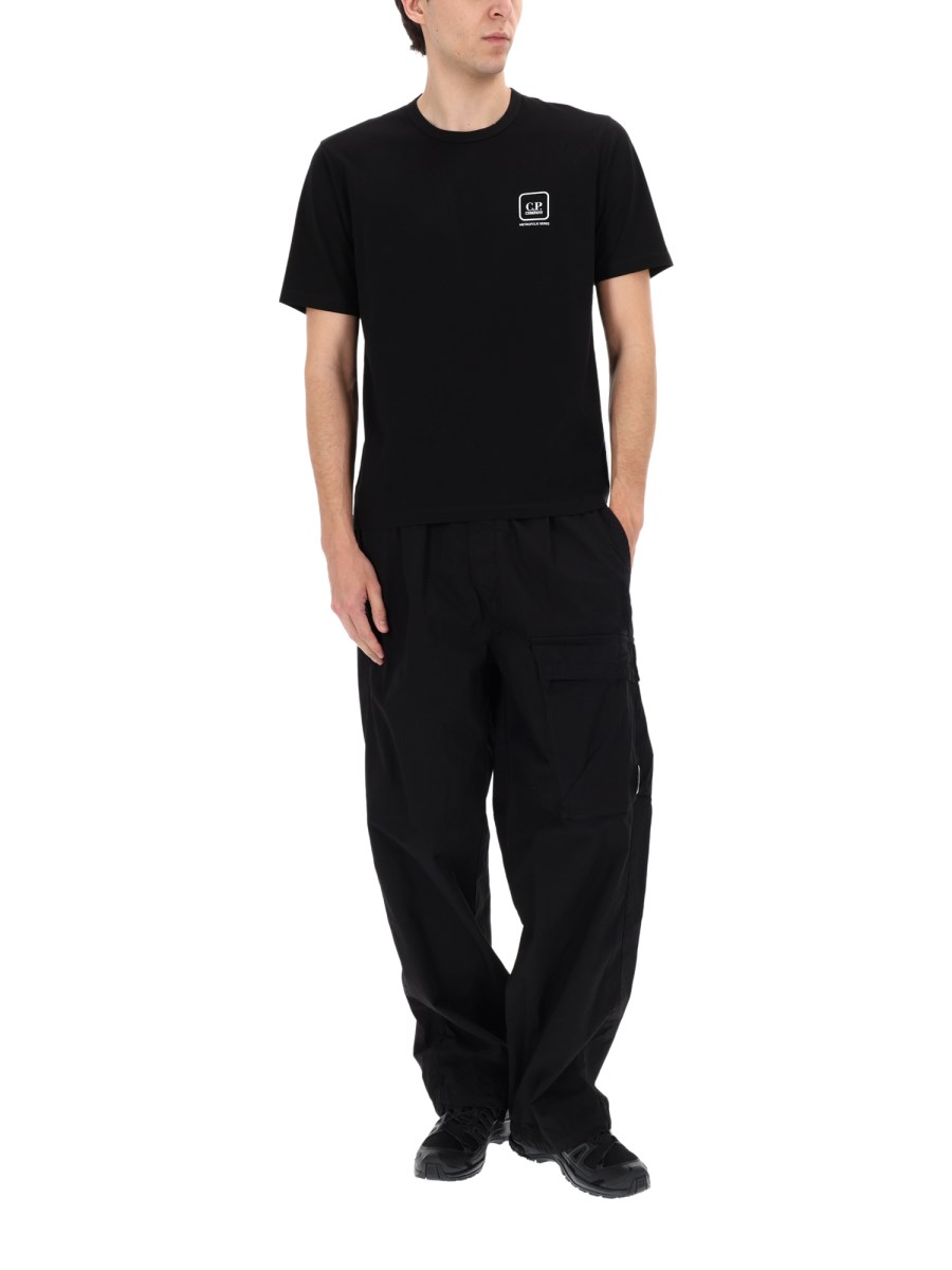 PANTALONE CARGO CON PATCH LOGO