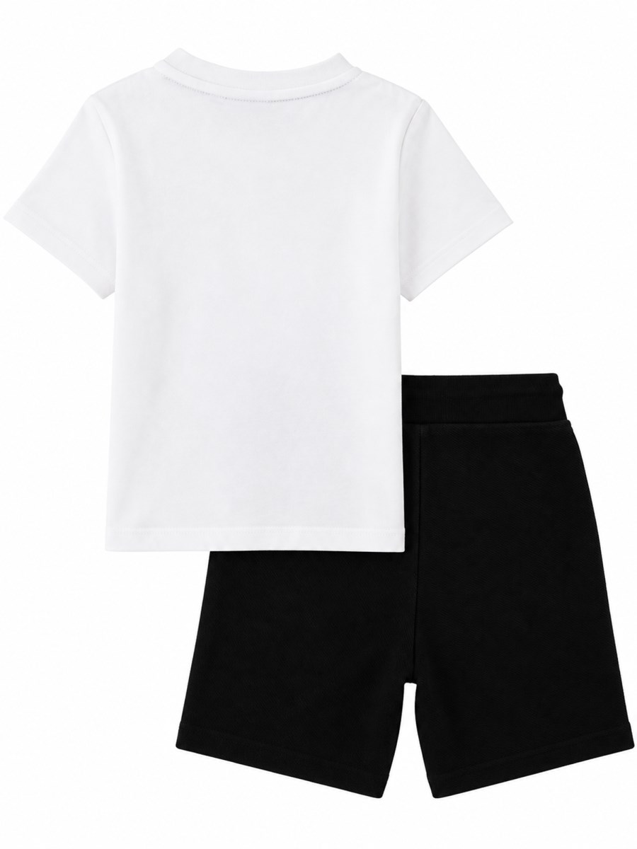 Set sportivo composto da T-shirt e shorts