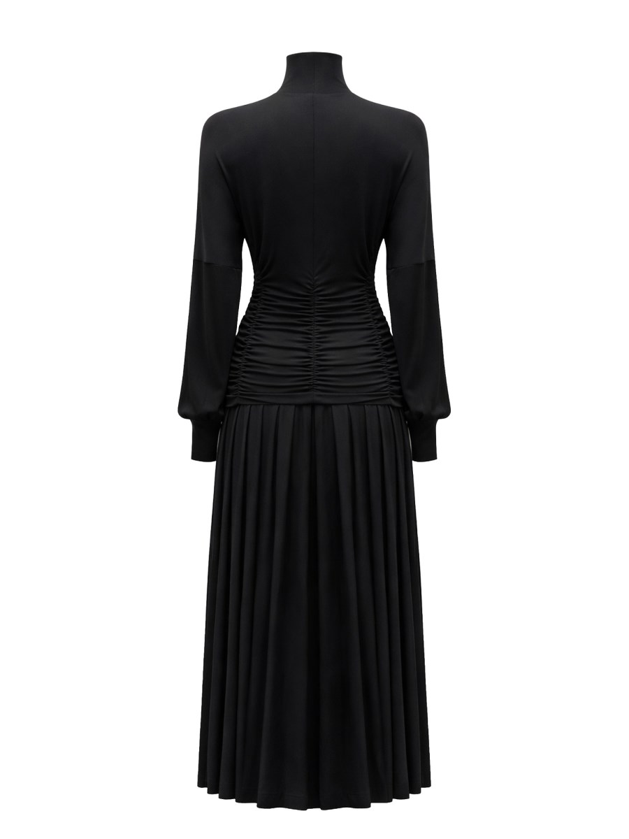 ABITO LUNGO CON COLLO ALTO