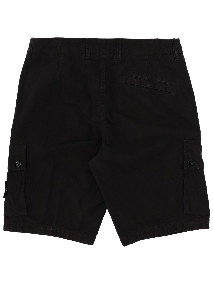 SHORTS CARGO CON PATCH LOGO